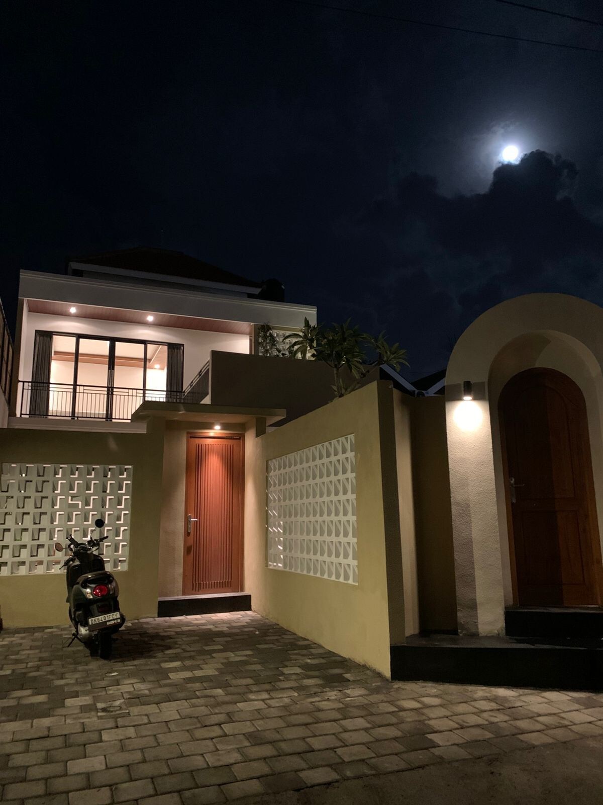 Home in Kuta Utara · 2 bedrooms · 2 beds · 2.5 baths，Airbnb 可比房源