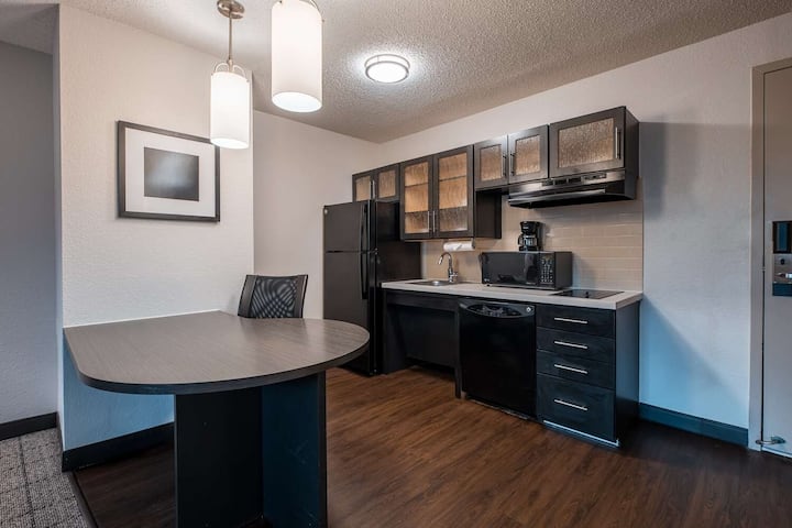 Relax And Unwind! Full Kitchen, Free Parking! - Richardson, TX