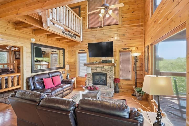 Cabin W|mountain Views! Hot Tub! Pool! Location! - Wears Valley, TN