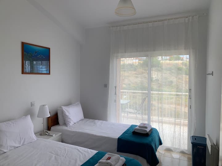 Spálňa s dvoma samostatnými lôžkami a prístupom na balkón