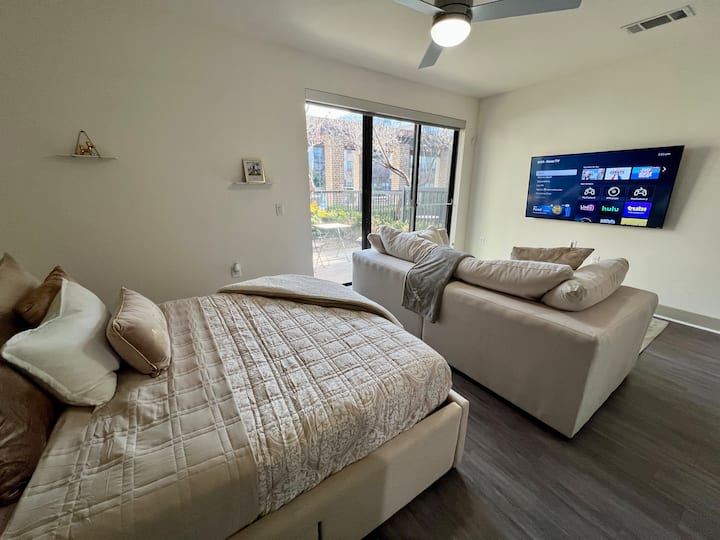 Modern Studio Retreat | Stylish • Cozy • Central - Dallas, TX