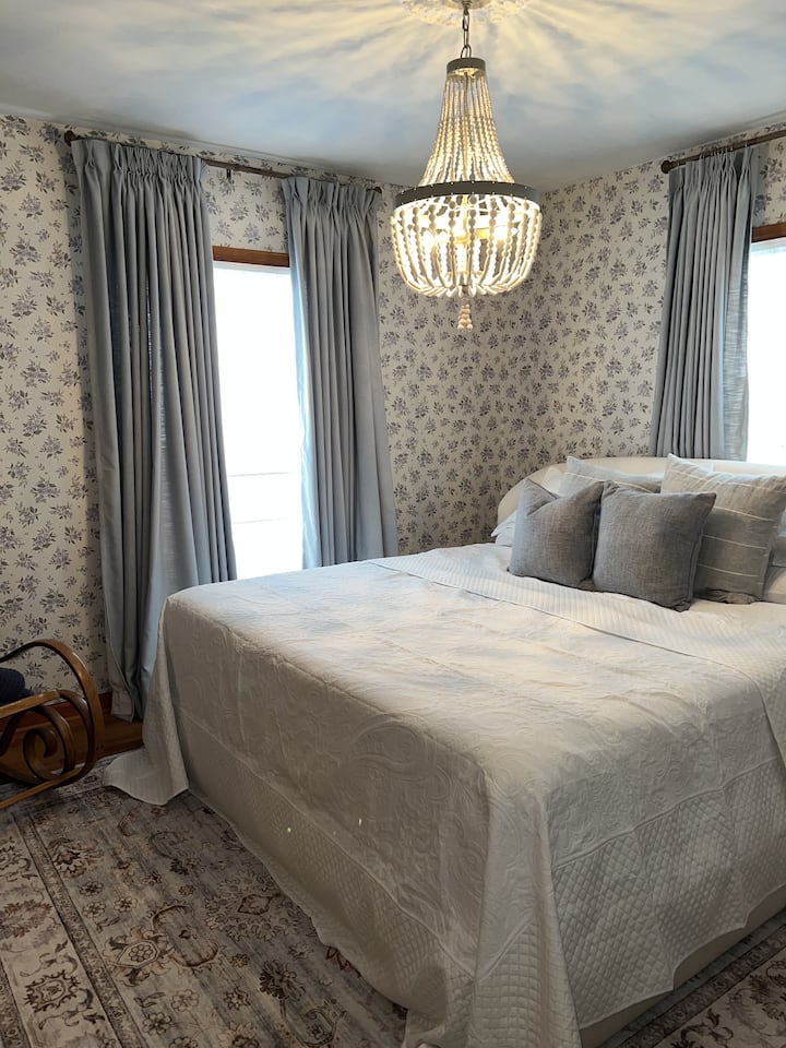 Charming Cozy Cottage In Prime Location - Cedar Rapids, IA
