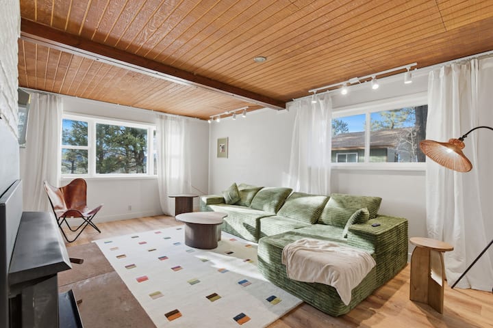Mid Century Masterpiece | Jacuzzi | Sleeps 6 - Williams, AZ