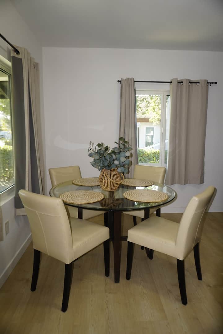 Modern Front House Walking Distance From Rose Bowl - Pasadena, CA
