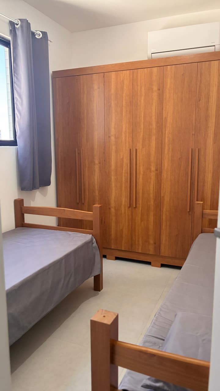 Dhomë gjumi komode me 2 krevate tekë dhe ajër të kondicionuar. Ka një dollap të gjerë me varëse, hekur dhe dërrasë hekurosjeje. Për të siguruar një pushim të përkryer dhe net të qeta, ka një perde errësuese. Ideale për qëndrimin tënd!