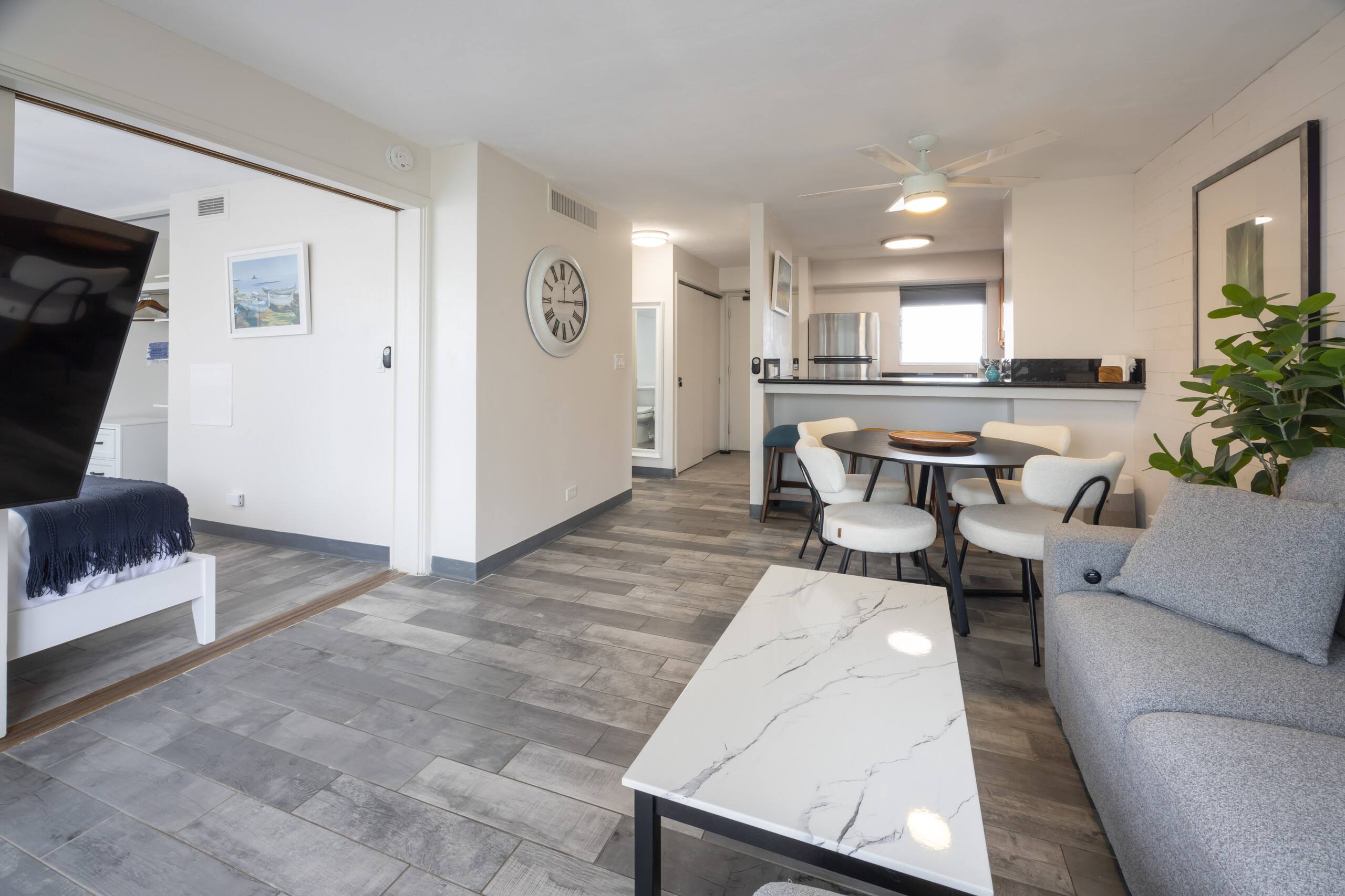 Condo in Honolulu · ★4.88 · 2 bedrooms · 4 beds · 1 bath - Image 4