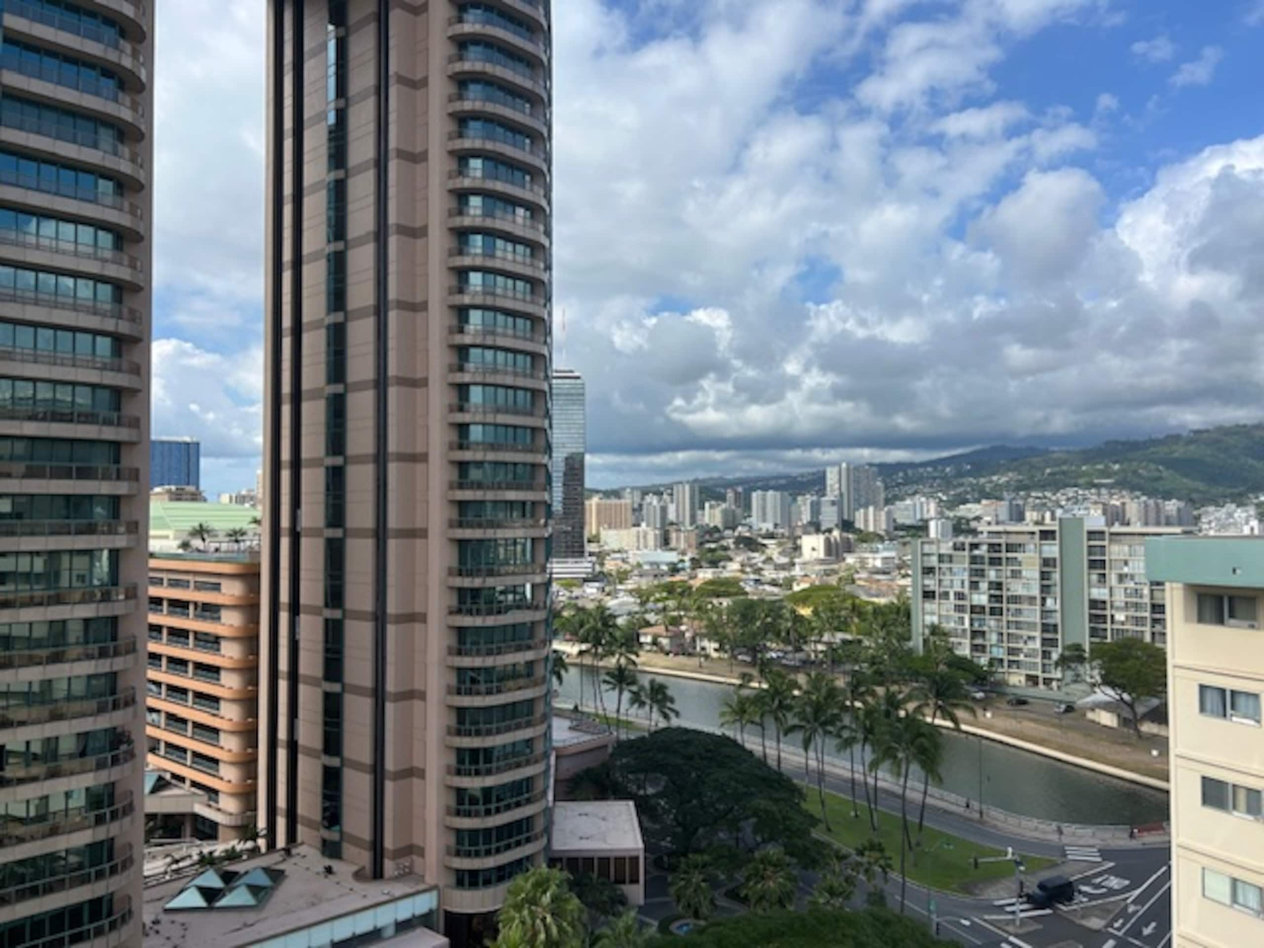 Condo in Honolulu · ★4.88 · 2 bedrooms · 4 beds · 1 bath - Image 23