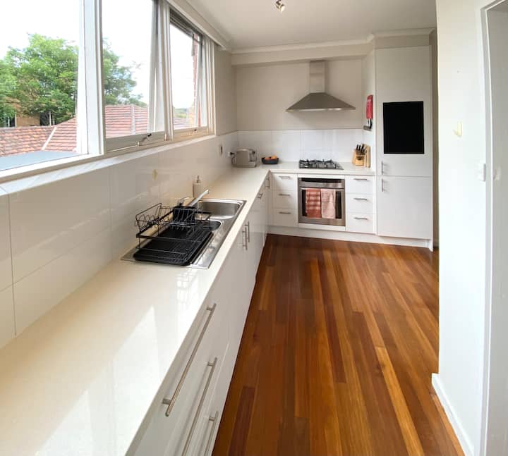 Spacious Hawthorn retreat w parking (4km to MCG)