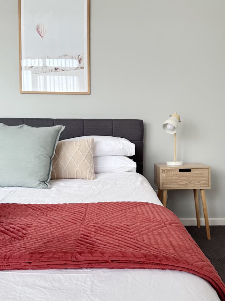 Spacious Hawthorn retreat w parking (4km to MCG)