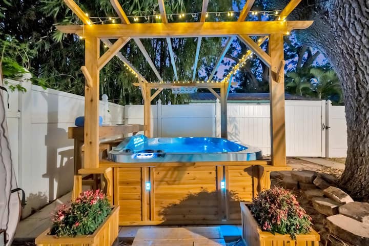 Downtown Oasis Home: Hot Tub, Pets Ok, Sleeps 10 - Safety Harbor, FL