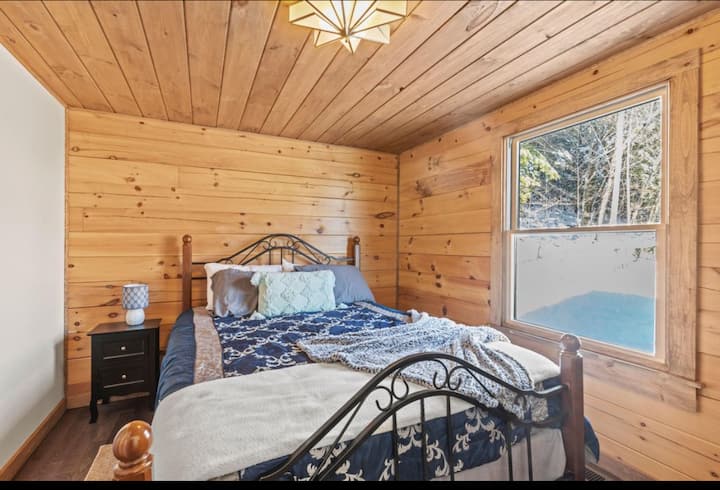 ქვედა დონეზე მდებარე საძინებელში არის სრულმეტრაჟიანი საწოლი მყუდრო თეთრეულით, რაც იდეალურია სტუმრებისთვის, რომლებსაც კომფორტი და პირადი სივრცე სჭირდებათ