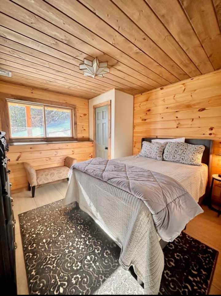 საძინებელი „North Star“ საწოლის ფუფუნების კომპლექტითა და ვარსკვლავების მოტივის მქონე მყუდრო განათებით