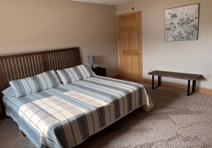 卧室6-特大号床位于已完工的地下室