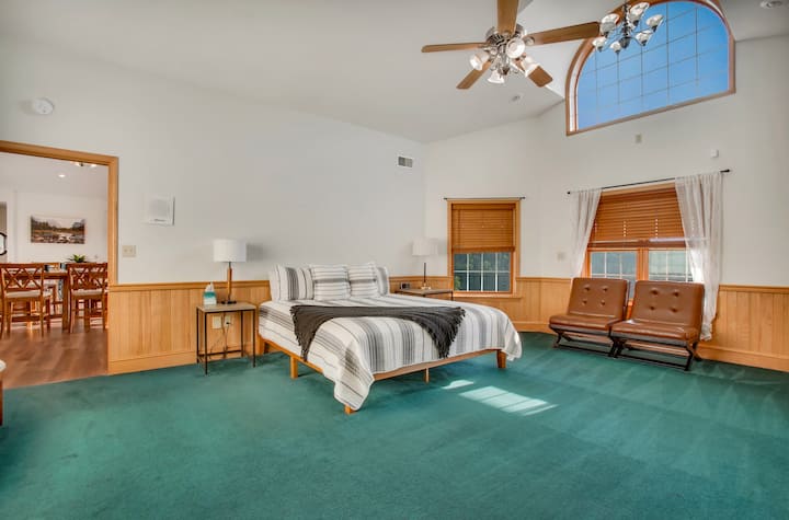 一楼有1间卧室，配有特大号床。
