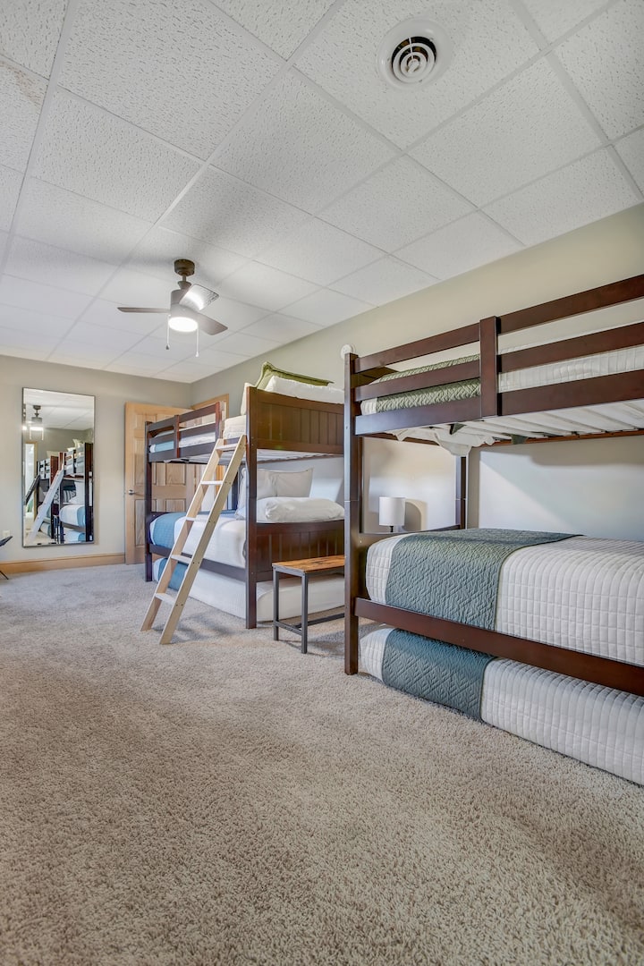 7号卧室-两张双层床，四张单人地铺床位于完工的地下室（这间客房还配有两张单人床，位于大型步入式衣帽间）。