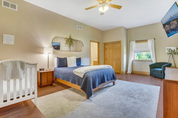 一楼的2间卧室配有加大双人床，包括婴儿床和套房卫生间。