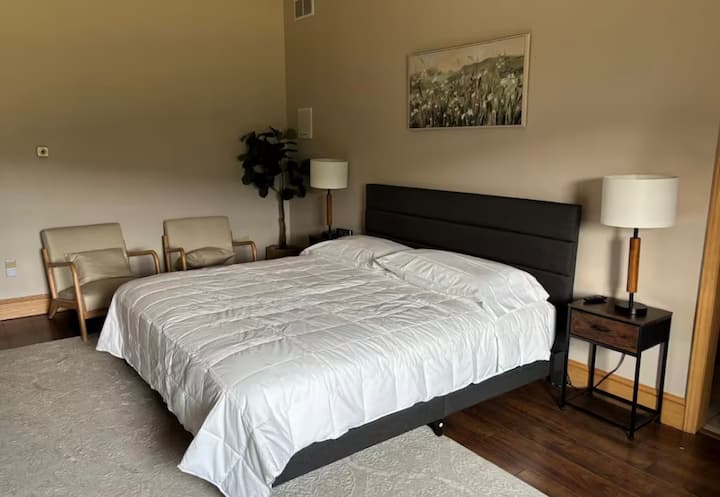 卧室4-标准双人床位于已完工的地下室