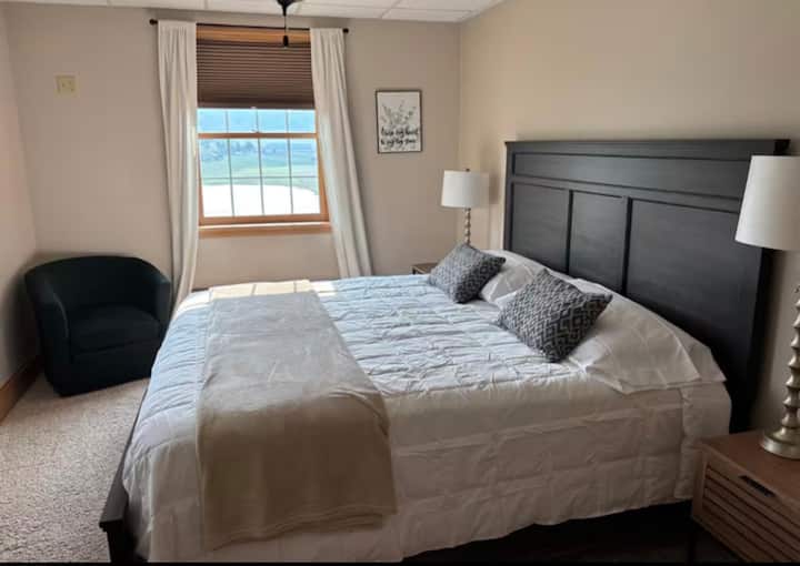 卧室5-特大号床位于已完工的地下室