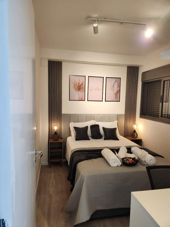 Spavaća soba s bračnim krevetom s iznimno udobnim madracem s nadmadracem