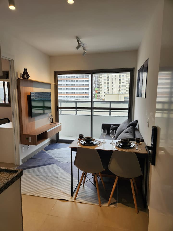 Dobro osvijetljena prostorija s udobnim kaučem i pametnim televizorom s kvalitetnim zvukom i slikom te stolom postavljenim za odličan obrok