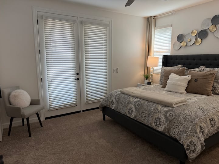 Serenity Retreat: Relaxing Condo + Pool/gym - Chandler