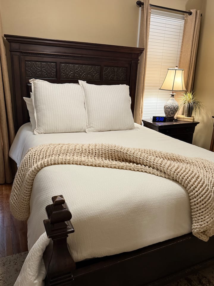 Chumba cha Kwanza cha Malkia na bafu la ndani 