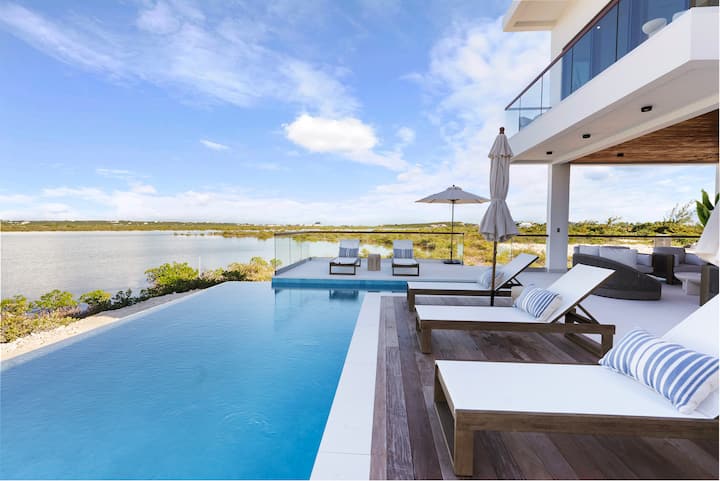 Lakeside Villa With Private Pool & Hidden Beach - Islas Turcas y Caicos