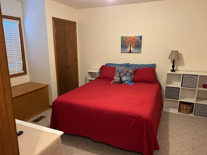Dormitorio 2 con cama queen.