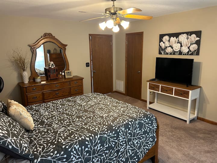 Dormitorio principal con baño completo propio, vestidor y cama queen.
