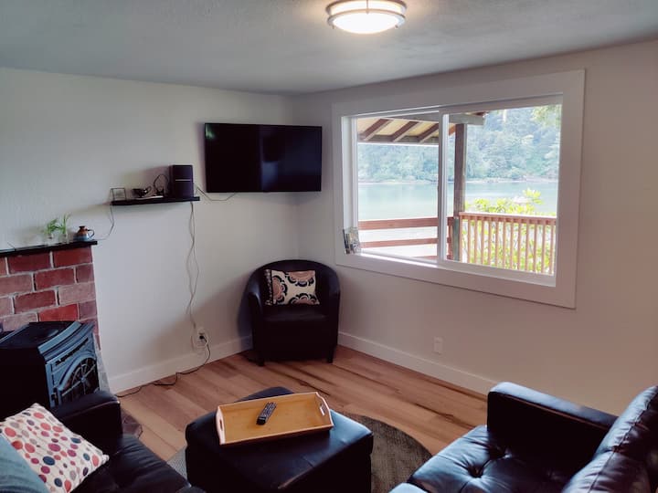 Cozy Slough-slide Retreat Pet Friendly - Coos Bay, OR