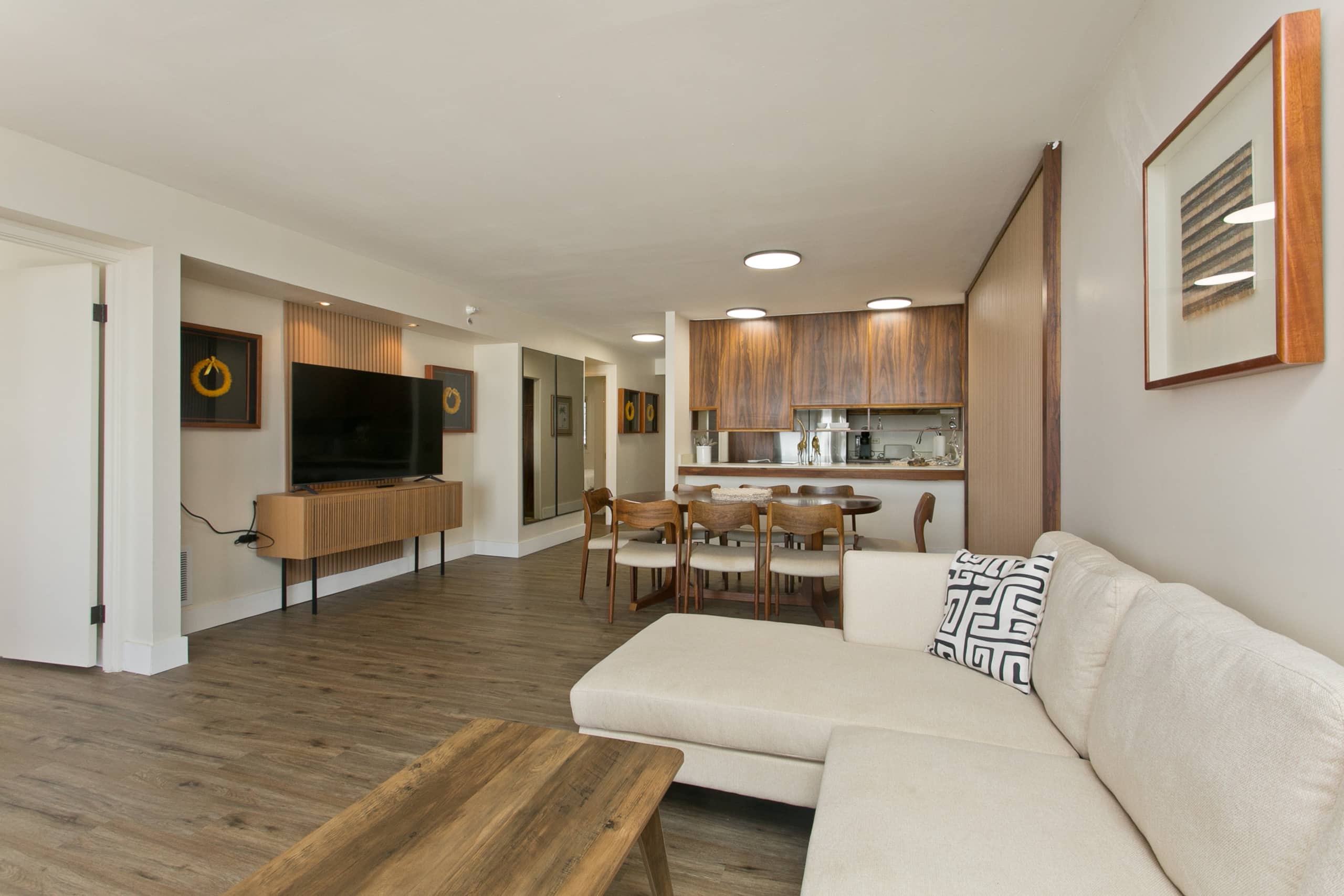 Ultra Luxury, High Floor, Ocean View Free Parking! - Image 10