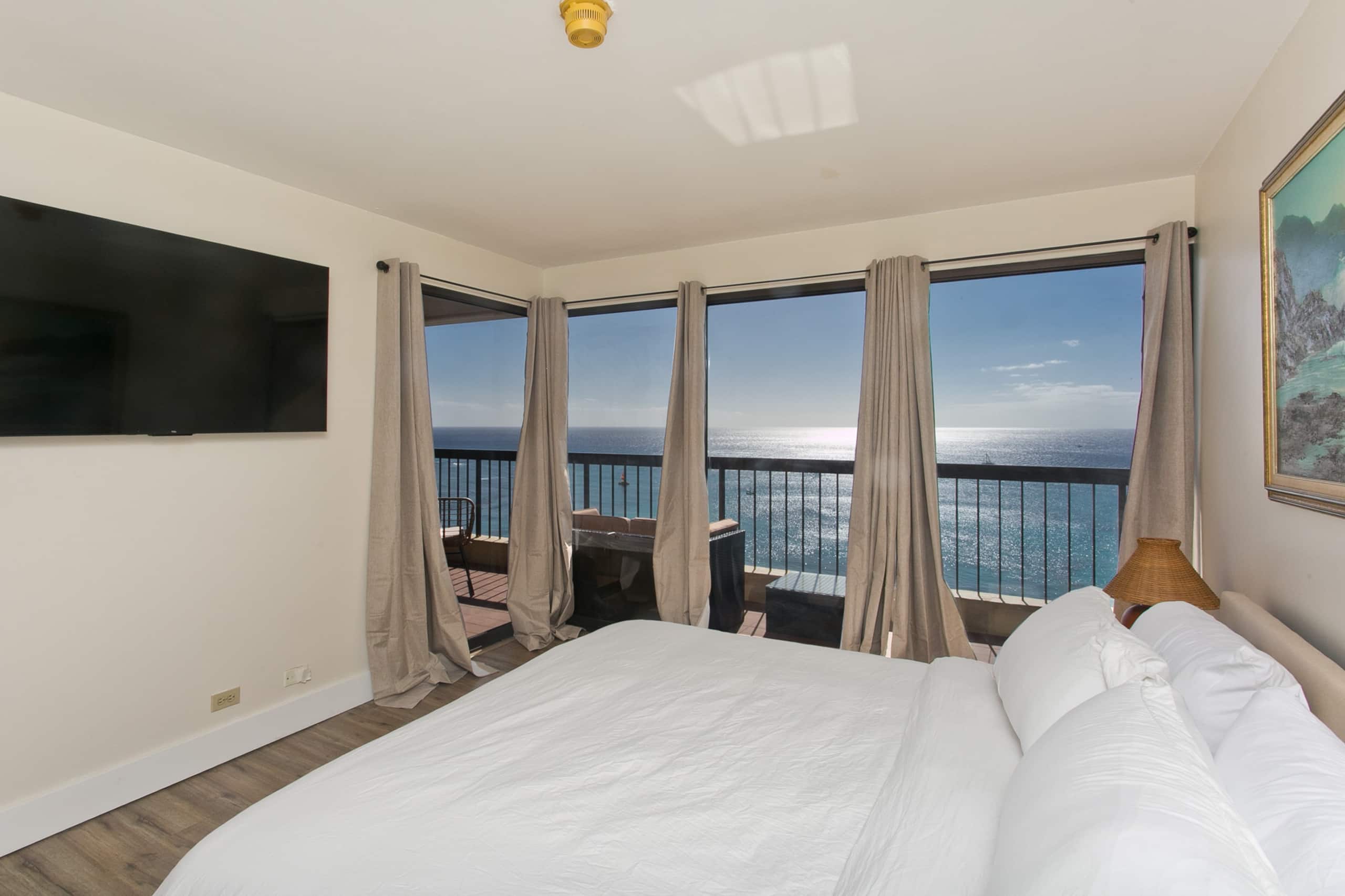 Ultra Luxury, High Floor, Ocean View Free Parking! - Image 2