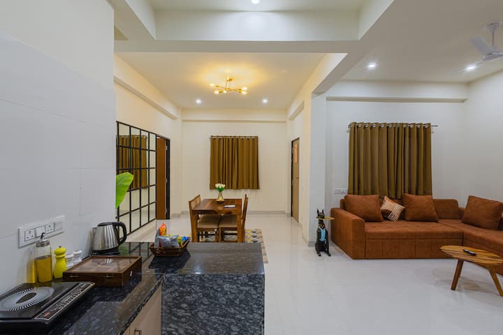Modern 2bhk Near Fatehsagar | Balcony & Sofa Bed - Udaipur