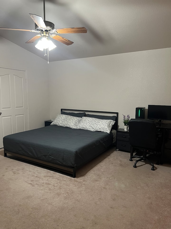Secluded 3br: 2 Tvs, Pool, Workspace, Huge Yard - Yuma, AZ