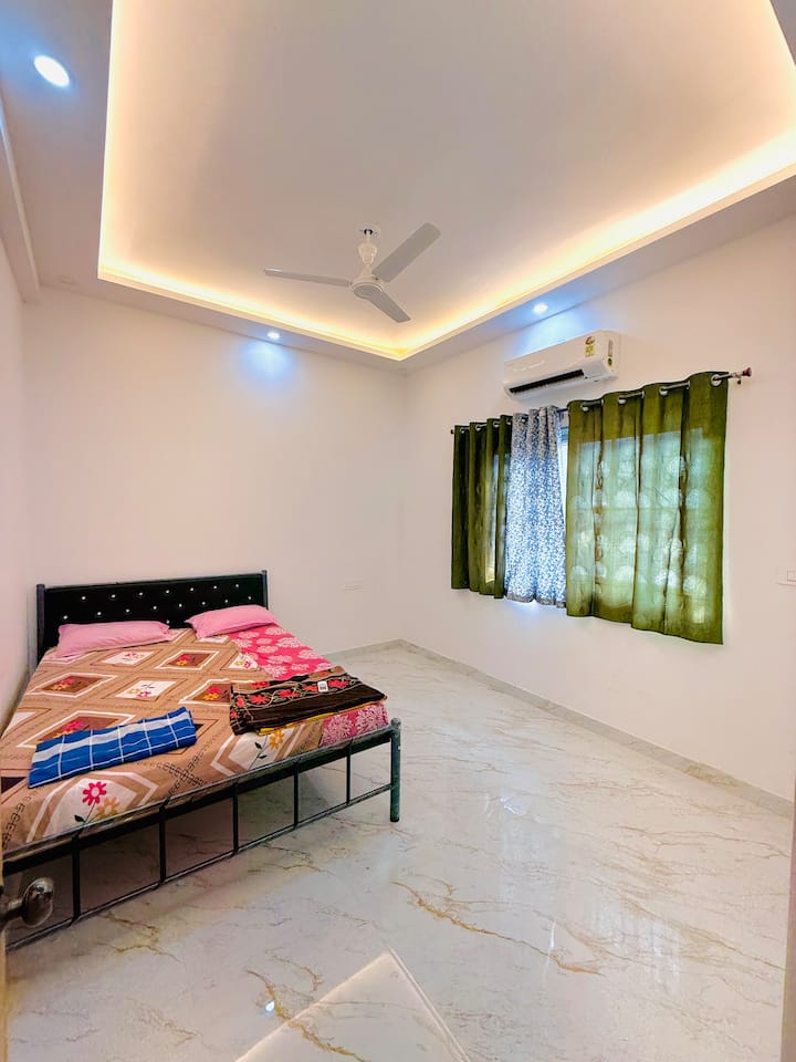 Bedroom 1 image 2