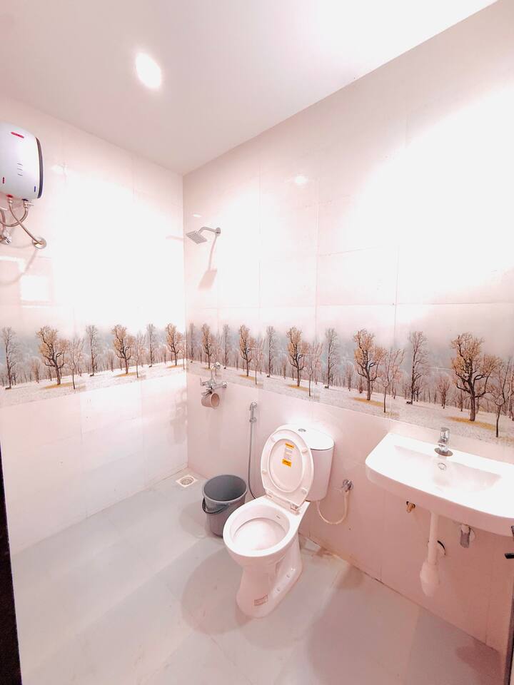 Full bathroom 1 image 2