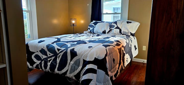 第二间卧室配有标准双人床。 内置置物架、衣橱、梳妆台、床头柜和遮光窗帘。 