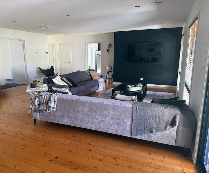 Warm & Welcoming Home Away From Home - Stawell