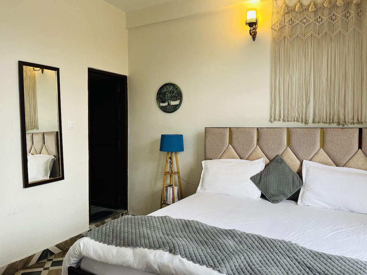 1 Room | Kitchenette | Long-Stay Friendly - Dadh Uparla