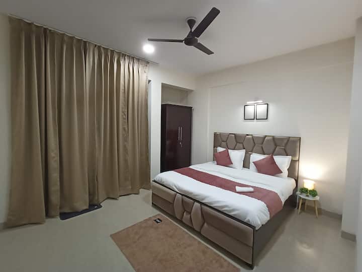 Urban Roost | Modern 2bhk Apartment For 4 Guests - Agra