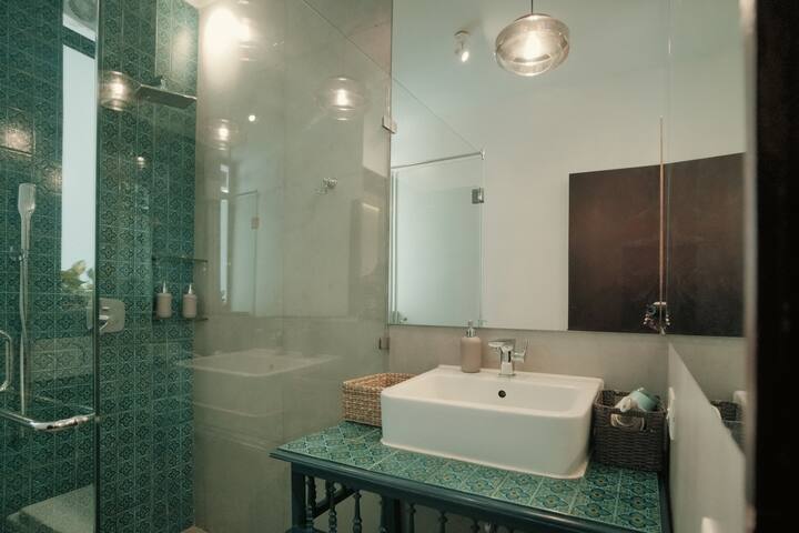 Full bathroom 3 image 1