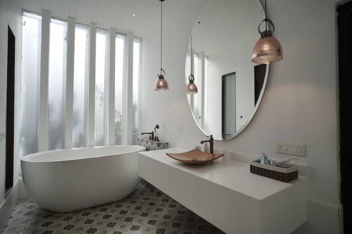 Full bathroom 2 image 1