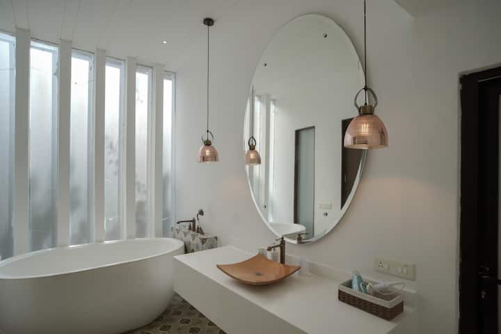 Full bathroom 1 image 1