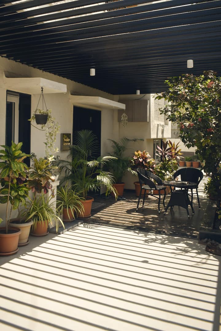 Spacious Garden Home In Heart Of The City