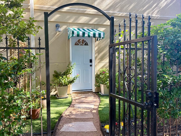 Montrose Garden Retreat | Walkable & Wfh-friendly - Houston, TX