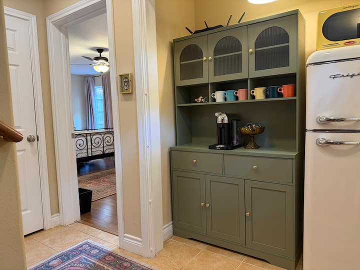 Montrose Garden Retreat | Walkable & Wfh-friendly - Houston, TX