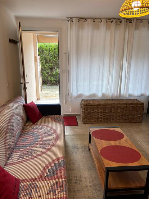 Top performing Airbnb: Charming renovated studio with private sea access in Hyères