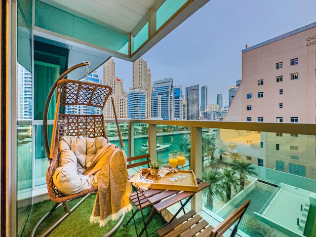 Marina Elegance: Walk to JBR Beach & Ain Dubai