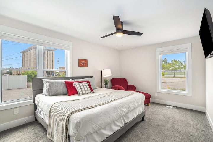 New Modern Downtown Oasis - Muskegon, MI