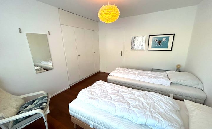 2号房间配备两张单人床，也可以拼在一起，还有一个内置衣柜。